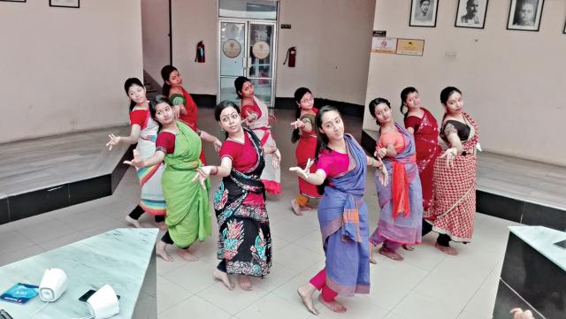 বেঙ্গল উচ্চাঙ্গসংগীত উৎসব ২০১৬--মহড়ায় ব্যস্ত যেন পুরো শহর