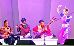 সুরের সুধায় মোহিত শ্রোতা ভোররাতে উলহাসের খেয়ালের জাদু