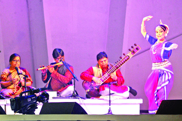 সুরের সুধায় মোহিত শ্রোতা ভোররাতে উলহাসের খেয়ালের জাদু