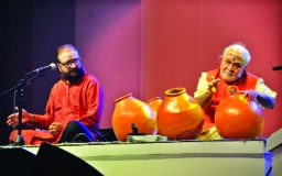 সেতারে শুরু, রাত ভোর হলো খেয়ালে